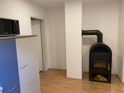 a living room with a fireplace in a room at Gemütliche Wohnung ruhig gelegen 75qm in Ehingen