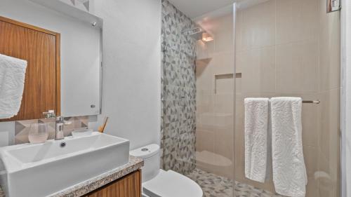 Ένα μπάνιο στο Vista Bucerias - Rooftop Pool & Stunning Views