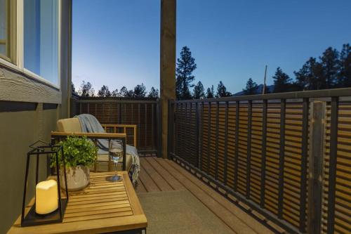 a balcony with a wooden fence and a table at The Copperleaf Flagstaff Escape in Flagstaff