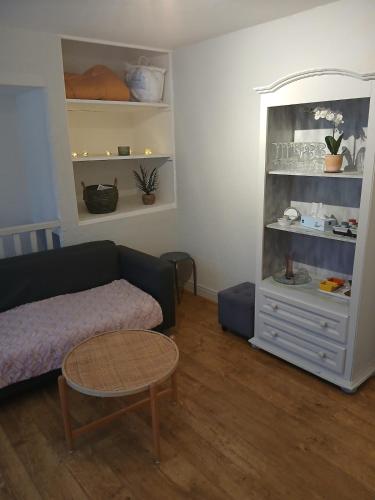 un salon avec un canapé et une table dans l'établissement Maison de ville, à Marzy