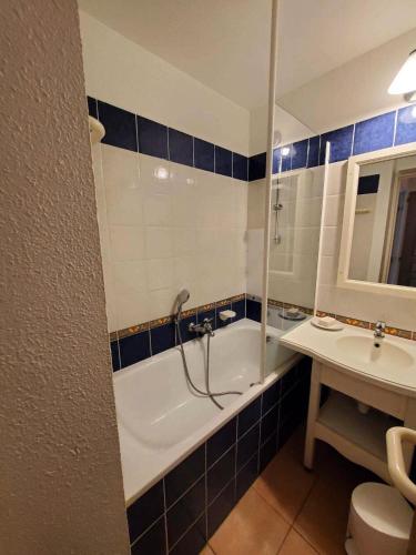 une salle de bain avec une baignoire et un lavabo dans l'établissement Résidence Rivages - Jolie T2 de 5 couchages a deux pas de la mer avec piscine incluse MAE-2321, à Six-Fours-les-Plages