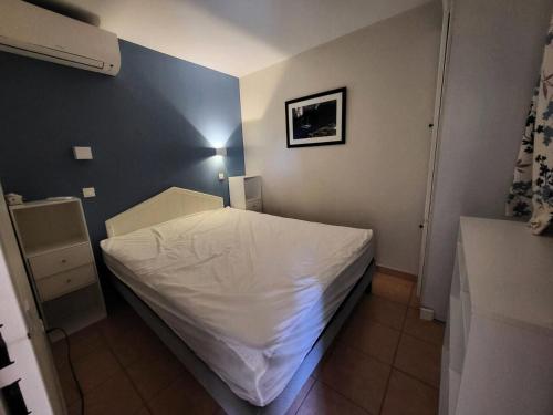 - une petite chambre avec un lit blanc dans l'établissement Résidence Rivages - Jolie T2 de 5 couchages a deux pas de la mer avec piscine incluse MAE-2321, à Six-Fours-les-Plages