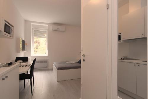 Kuchyňa alebo kuchynka v ubytovaní Apartments Simple Teslina