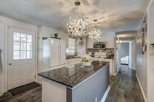 Η κουζίνα ή μικρή κουζίνα στο Spacious Pool House 5 Minutes to Elgin Centre