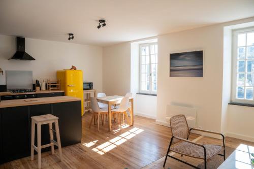 une cuisine et un salon avec une table et des chaises dans l'établissement Les Hyades,port de Dahouët, à Pléneuf-Val-André