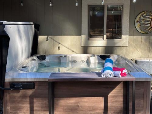 - Baño con bañera de hidromasaje en The Eagles Nest With Hot Tub, en Flagstaff