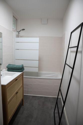 une salle de bain avec une baignoire et un lavabo dans l'établissement Les Hyades,port de Dahouët, à Pléneuf-Val-André