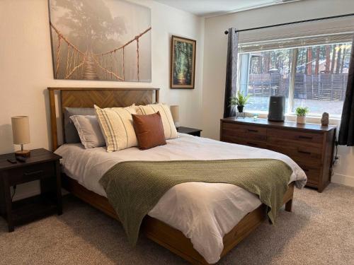 Un dormitorio con una cama grande y una ventana. en The Eagles Nest With Hot Tub, en Flagstaff