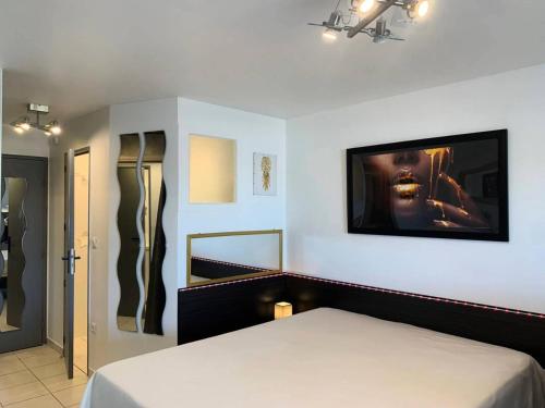 une chambre avec un lit et une télévision au mur dans l'établissement Résidence Port Soleil Bâtiment B2 - Studio 2 Personnes - Port Soleil MAE-4431, au Cap d'Agde