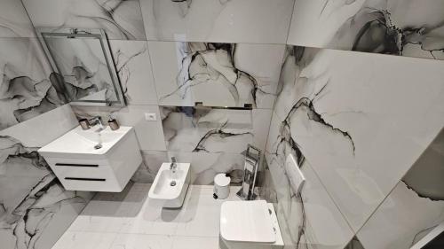 GramshにあるVilla Manuelの洗面台とトイレ付きのバスルーム