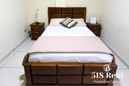 Un dormitorio con una cama grande y dos mesitas de noche. en Estudio Céntrico Express, en Santa Cruz de la Sierra