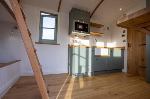 Kuchyň nebo kuchyňský kout v ubytování Luxury Shepherds Hut near Glamorgan Coast