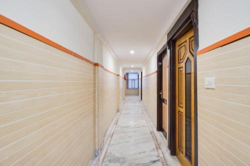 Fotografie z fotogalerie ubytování HOTEL O 4 SQUARE A LUXURY ROOMS NEAR RDC MAIN MARKET v destinaci Ghaziabád