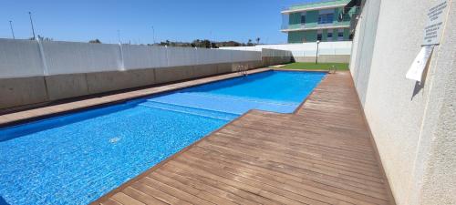 a swimming pool on the side of a building at Apart Barlovento con piscina a 10 min de la playa in Águilas