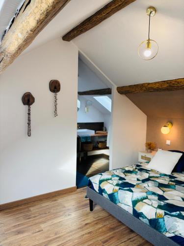 une chambre avec un lit dans une pièce dans l'établissement Spa privé & évasion polynésienne à 20 min de Fontainebleau - PrestigeLodges, à Pamfou