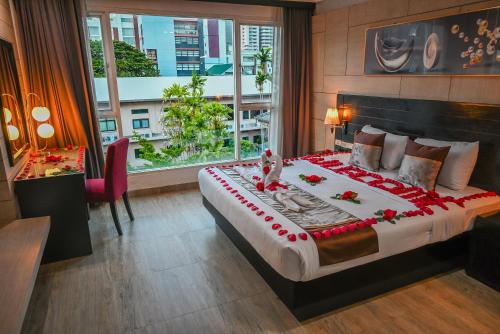 Ένα ή περισσότερα κρεβάτια σε δωμάτιο στο Boss Suites Nana Hotel