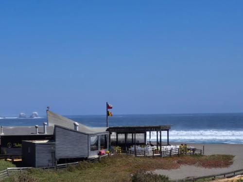 a house on the beach with the ocean in the background at Morros del Pacífico in Pichilemu