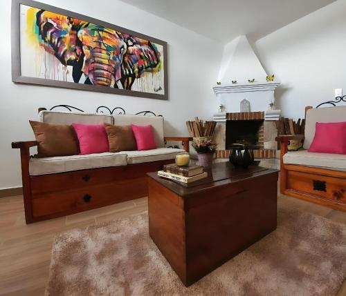 a living room with a couch and a coffee table at Hermosa Casa con Chimenea in San Cristóbal de Las Casas