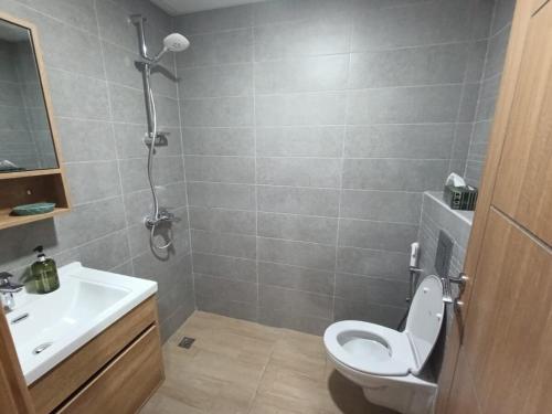 Un baño de Flat opposite Muscat mall