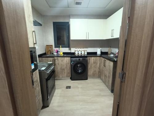 Una cocina o cocineta en Flat opposite Muscat mall