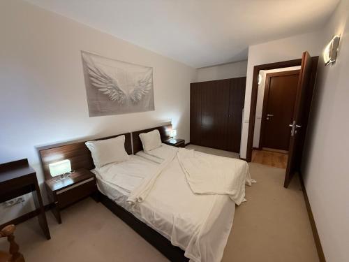 Postel nebo postele na pokoji v ubytování SPA, Ski and Golf all seasons huge apartament near Bansko