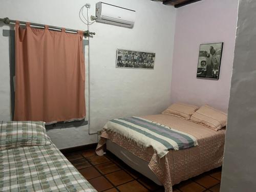 ein kleines Schlafzimmer mit einem Bett und einem Fenster in der Unterkunft Fuente del Sol 2 in Punta del Este