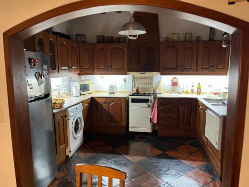 eine Küche mit einem Torbogen in der Mitte in der Unterkunft Fuente del Sol 2 in Punta del Este