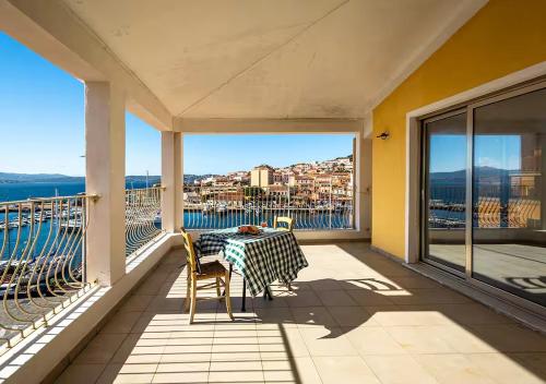 a patio with a table and chairs on a balcony at Chèz Cocò in La Maddalena