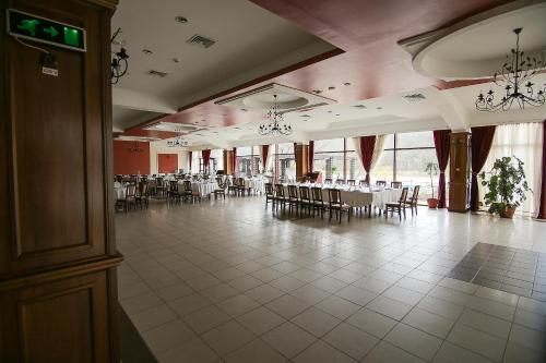Hotel Ciric في ياش: قاعة احتفالات كبيرة بها طاولات وكراسي
