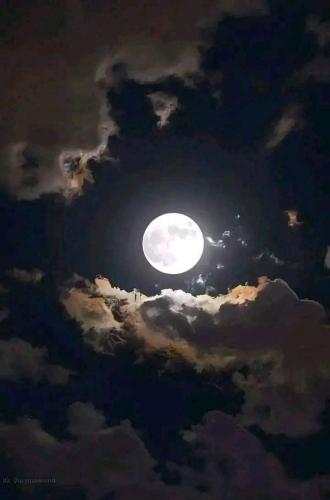 a cloudy sky with the moon in the sky at Quinta las Marias, Ecolodge, camping y Tiny wood house in Guateque