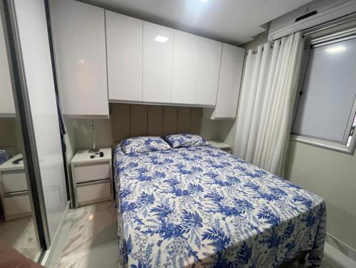 a small bedroom with a bed and white cabinets at Apartamento para COP30 in Ananindeua