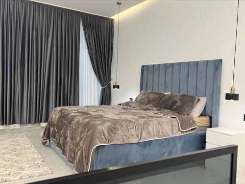 Una cama o camas en una habitación de فيلا تاجوراء بير أسطى ميلاد