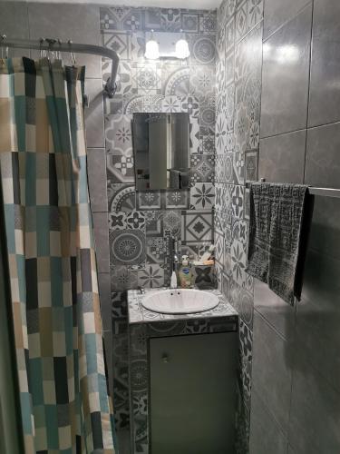 a bathroom with a sink and a mirror at Balnearios, Casa villas la palma in Jojutla de Juárez