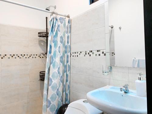 Ένα μπάνιο στο Luxurious house, bedrooms, private pool, parking