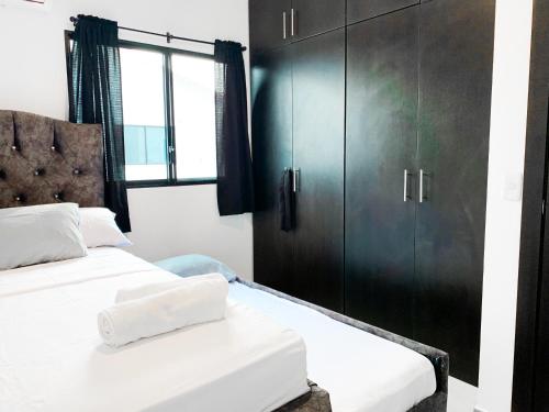 Ένα ή περισσότερα κρεβάτια σε δωμάτιο στο Luxurious house, bedrooms, private pool, parking