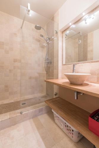 une salle de bain avec un lavabo et une douche dans l'établissement Appartement à 200 m from ThalassoSpa, à Pornic