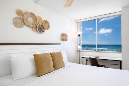 Ένα ή περισσότερα κρεβάτια σε δωμάτιο στο Ilikai Marina Stunning Ocean & Harbor Views - Walk to the Beach!