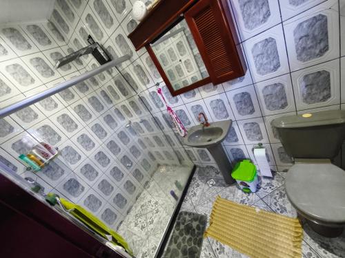 a bathroom with a toilet and a sink at Recanto da Família in Cabo Frio
