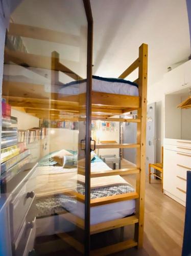 une chambre avec deux lits superposés dans une pièce dans l'établissement Le Navarre, charmant T2 familial bien équipé en rdc , en centre-ville Cauterets, à Cauterets