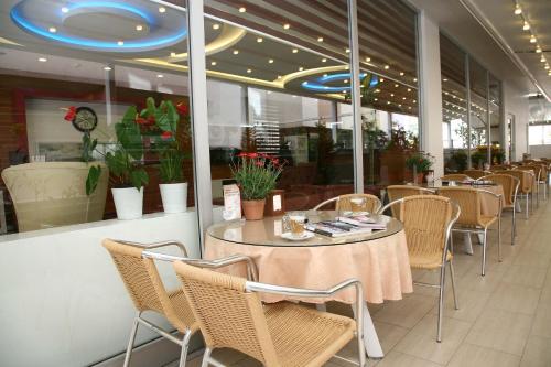 a dining room with tables and chairs in a restaurant at Hotel Avcilar City in Avcılar