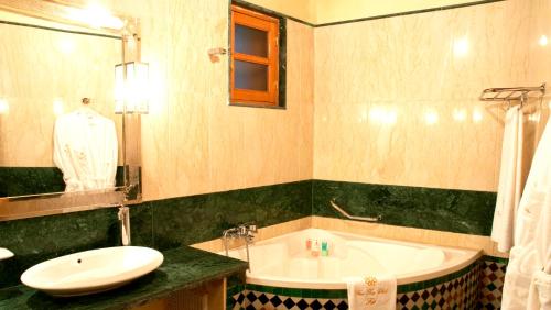 un baño con lavabo y bañera en Riad-Boutique Borj Dhab Fez, en Fez