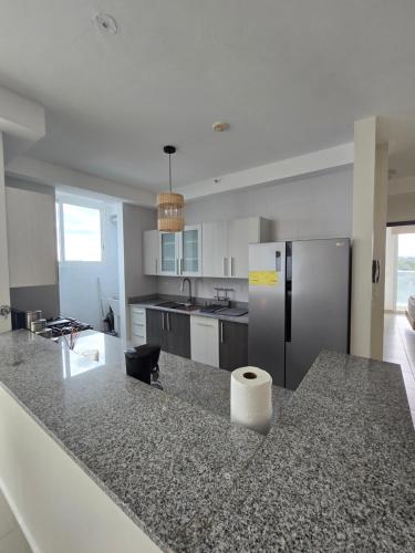 una cucina con frigorifero e piano di lavoro di Apartamento en Playa Corona Ph Patricia Italia a La Chumicosa