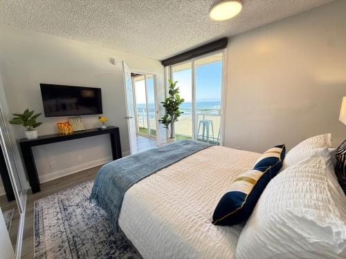 Katil atau katil-katil dalam bilik di Oceanfront 2 BR w Pool & Parking 234