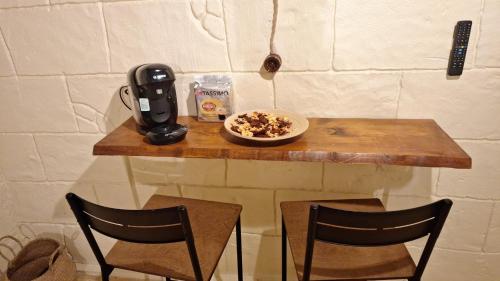 a table with a blender and a bowl of food at Los Duendes in El Puerto de Santa María