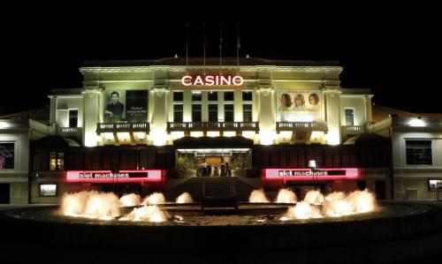 a casino building with a fountain in front of it at Guest House da Mata2 in Póvoa de Varzim