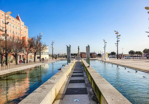 a water fountain in a city with buildings at Guest House da Mata2 in Póvoa de Varzim