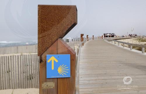 a sign on the side of a boardwalk at Guest House da Mata2 in Póvoa de Varzim