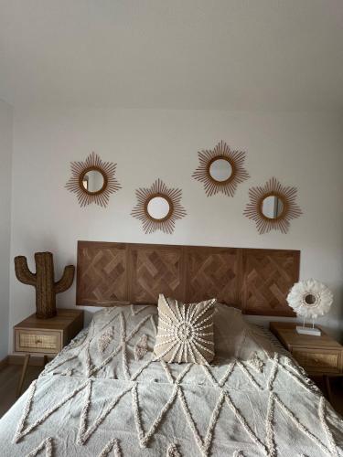 - une chambre avec 3 miroirs au-dessus d'un lit dans l'établissement Charmant 2P entièrement rénové , Piscine , 1 km de la plage, à Sainte-Maxime