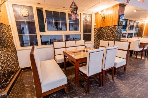 Posezení v ubytování Superior Pyramids Inn