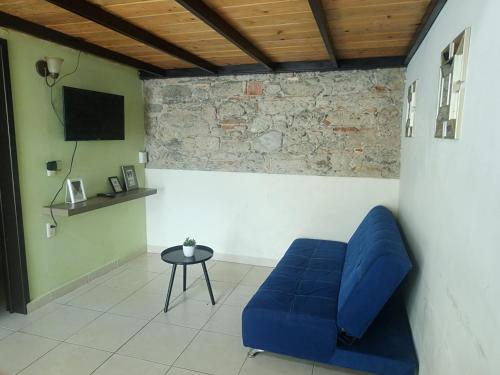 a living room with a blue couch and a table at Loft en ciudad de Puebla in Puebla